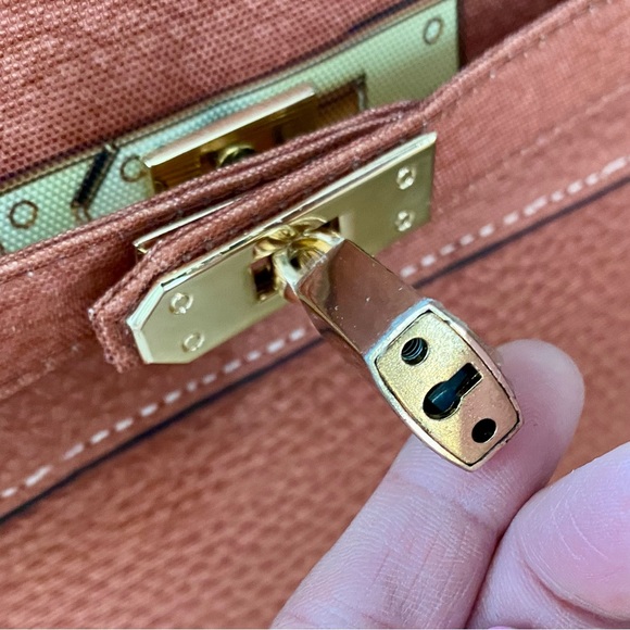 Amazing high quality pet carrier designer and luxury look. Gorgeous Cognac brown - Picture 4 of 17